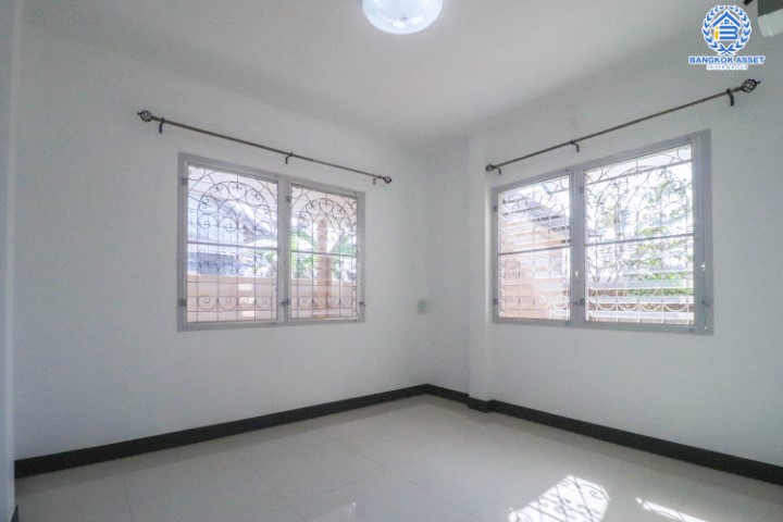 *****บ้านเดี่ยวมือสองย่านนนทบุรี ม.ชลลดา บางบัวทอง หลังมุม! แบรนด์ L&H เนื้อที่เยอะ 62 ตร.ว. ฟังก์ชัน 3 ห้องนอน 2 ห้องน้ำ 2 ที่จอดรถ บ้านชั้นเดียวตกแต่งใหม่ สไตล์รีสอร์ท มีห้องน้ำแยก บนทำเลดี ติดถ.บางกรวย-ไทรน้อย ใกล้รถไฟฟ้าสายสีม่วง "สถานีบางพลู"